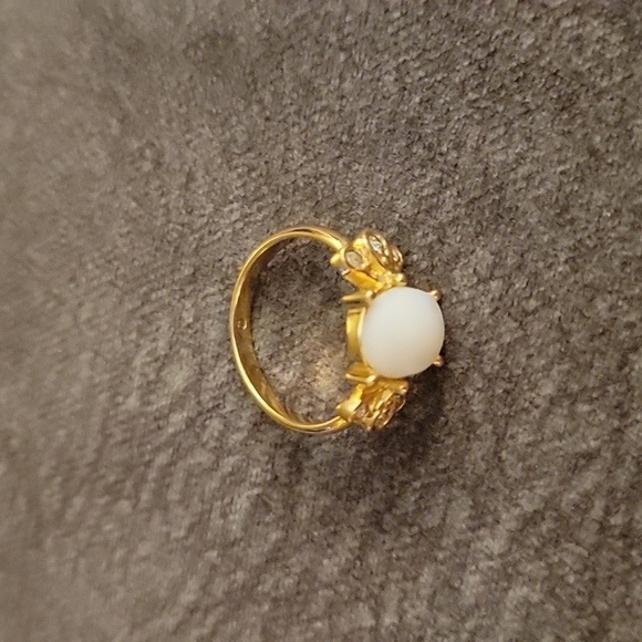 VTG AVON 1991 Goldtone Victorian Regency Mother of Pearl Ring - Picture 3 of 4